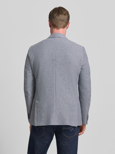 Männermodel trägt Slim Fit 2-Knopf-Sakko mit Reverskragen von Roy Robson, Leinen-Baumwoll-Mix, Strukturmuster, Ganzkörperansicht Rückansicht.