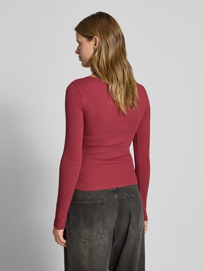 Frauenmodel trägt Slim Fit Longsleeve mit tiefen Rundhalsausschnitt von Review aus elastischem Baumwoll-Mix mit Strukturmuster, dunkelrot, Rückenlänge bei Größe S 50 cm, Ganzkörperansicht Rückansicht.