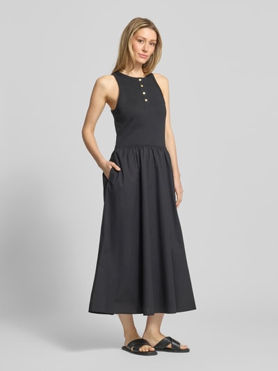 Frauenmodel trägt A-Linie Freizeitkleid aus reiner Baumwolle von Tommy Hilfiger in Optik: Unifarben, Allover-Muster, Passform: A-Linie, Maxi-Länge, Muster: Gestreift, Rundhals-Ausschnitt, kurze Knopfleiste, breite Träger, seitliche Eingrifftaschen, Baumwolle-Mix, Ganzkörperansicht von vorne.