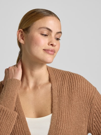 Frauenmodel trägt Regular Fit Cardigan mit Alpaka-Woll-Anteil Modell 'Kanna' von JOOP!, Strick-Optik, V-Ausschnitt, Nahaufnahme Oberkörper.