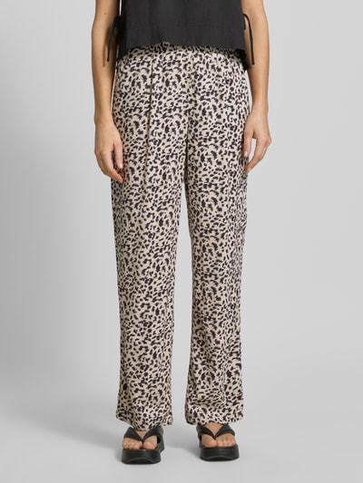 Frauenmodel trägt Loose Fit Weite Hose aus Viskose-Leinen-Mix Modell 'JESMILO' von Vero Moda, Optik:Allover-Muster, Ganzkörperansicht von vorne.