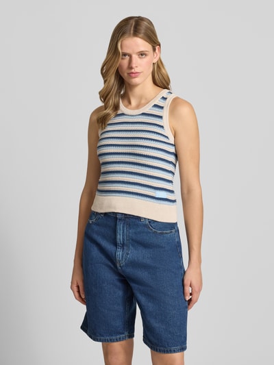 Modelka kobieca ma na sobie Stricktop im Allover-Look mit Rundhalsausschnitt od PEGADOR z czystej bawełny, krój slim fit, długość pleców w rozmiarze S: 47 cm, paski w odcieniach beżu i niebieskiego, prosta struktura dzianiny, całkowity widok z przodu.