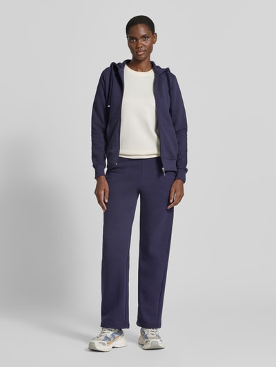 Frauenmodel trägt Straight Fit Sweatpants mit elastischem Bund von Christian Berg Woman in Dunkelblau aus Baumwoll-Mix, Ganzkörperansicht von vorne.