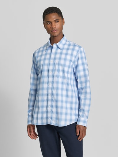 Męski model nosi Regular Fit Freizeithemd aus reiner Baumwolle Modell 'BOB' od SELECTED HOMME, jasnoniebieska krata, całkowity widok z przodu.