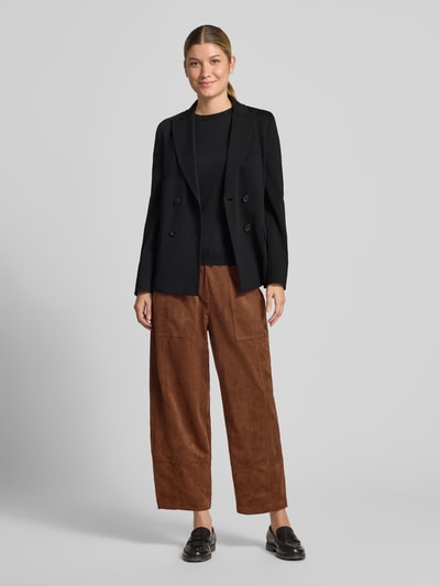 Vrouwenmodel draagt Loose Fit kunstleren broek met elastische band model 'Tilda' van MAC, dames leer, bruin, zwart, wijd, glad oppervlak, volledige lichaamsvooraanzicht.