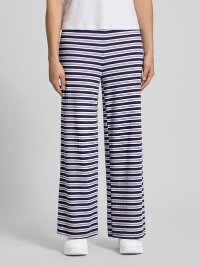 Vrouwenmodel draagt Hose im Allover-Look mit Tunnelzug van Gina Tricot, materiaalmix met viscose, wide leg, elastische band, all-over look, bandwijdte maat S: 40 cm, binnenbeenlengte maat S: 72 cm, blauw-wit gestreept, zachte stofstructuur, full body frontaal.