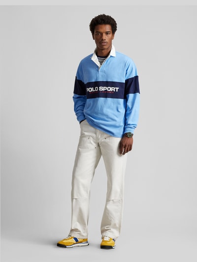 Männermodel trägt Regular Fit Poloshirt aus reiner Baumwolle von Polo Ralph Lauren, unifarben mehrfarbig, Piquéstruktur, Ganzkörperansicht von vorne.