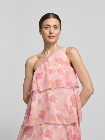 Vrouwenmodel draagt maxi-jurk Ausgestelltes Maxikleid met Rüschendetail model 'FELICIA' van Vero Moda met all-over bloemenmotief, one-shoulder model, uitlopend, asymmetrische hals, ruchedetail, volantzoom, chiffon materiaal, pastelkleuren, maxi lengte, dames, detailopname bovenlichaam.