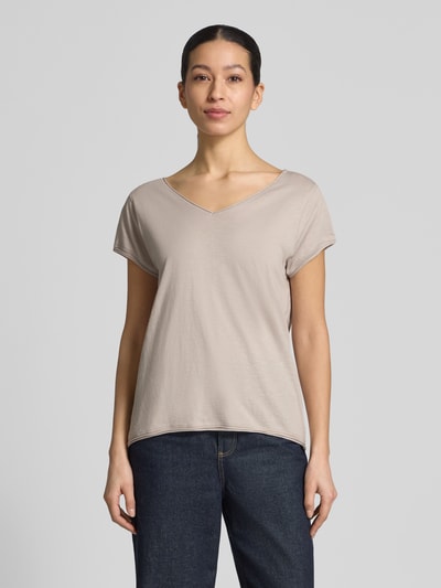 Vrouwenmodel draagt T-Shirt met V-hals van Christian Berg Woman, pure katoen, regular fit, rolzoom, lichtbeige, voorkant volledige lichaamsopname.