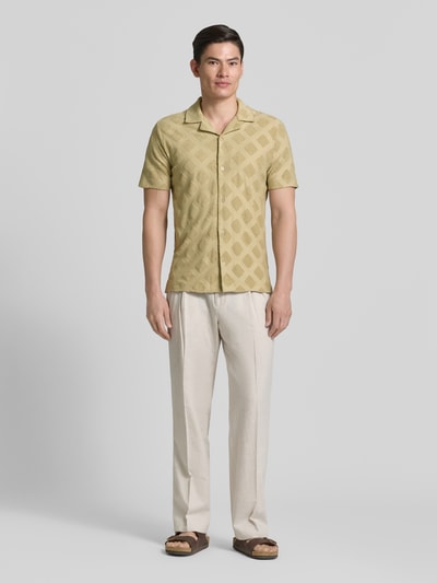 Männermodel trägt Slim Fit Poloshirt mit Strukturmuster von Fynch-Hatton aus Baumwoll-Mix, Reverskragen, Kurzärmelig, Ganzkörperansicht von vorne.