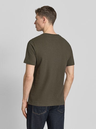 Männermodel trägt T-Shirt mit Rundhalsausschnitt von PME Legend in Olivgrün, Reine Baumwolle, Regular-Fit, Label-Patch, Rückenlänge 69 cm, Ganzkörperansicht Rückansicht.