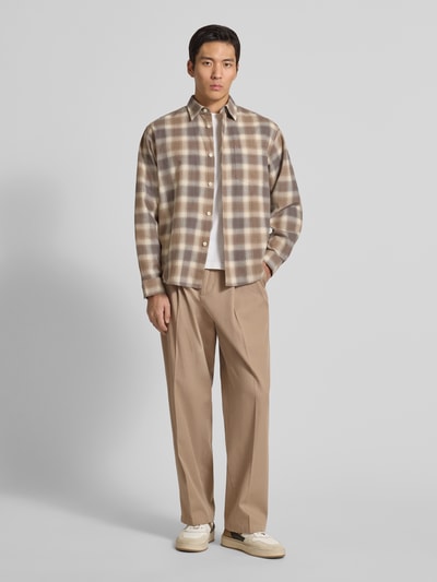 Männermodel draagt Regular Fit Vrijetijdsoverhemd uit puur katoen Model 'CTMENZO' van SELECTED HOMME met rasterruit, effen kleuren, Kentkraag, enkele knopenrij, borstzak, twill, lange mouw, afgeronde rompzoom; geheellichaamsaanzicht van voren.