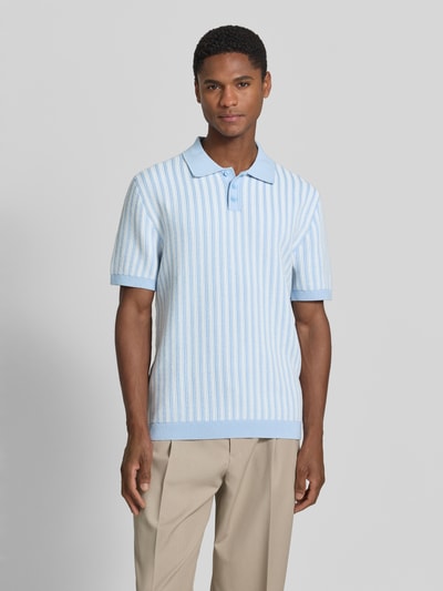 Männermodel trägt Regular Fit Poloshirt in Strick-Optik von MCNEAL, hellblau mit weißen Streifen, Reine Baumwolle, Ganzkörperansicht von vorne.