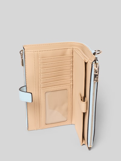 Produktfoto, Portemonnaie in Leder-Optik Modell 'Laurel' von Guess, Hauptfach mit Druckknopfverschluss, Logo-Detail, beige-blau, strukturierte Oberfläche