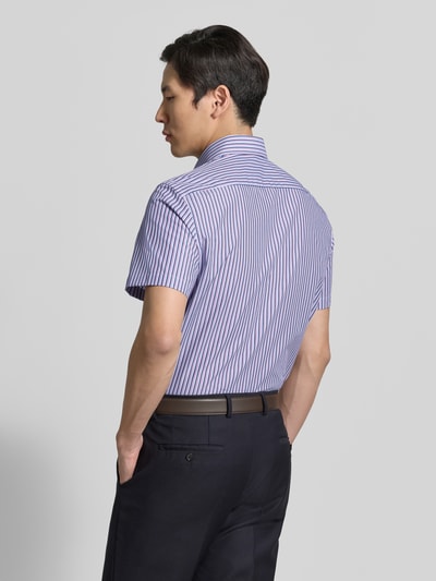 Männermodel trägt Regular Fit Business-Hemd mit Kentkragen von Christian Berg Men, Reine Baumwolle, gestreift; Ganzkörperansicht Rückansicht. Rückenlänge bei Größe 39/40: 77 cm, Schulterbreite bei Größe 39/40: 46 cm, Ärmellänge bei Größe 39/40: 22 cm.