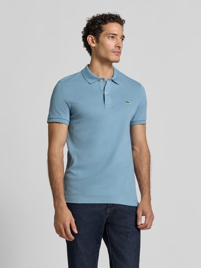 Mannelijk model draagt Slim Fit poloshirt uit puur katoen van Lacoste, Heren poloshirt, lichtblauw, vooraanzicht volledige lengte.