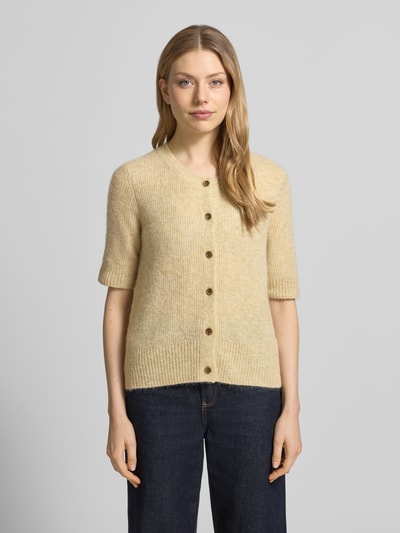Frauenmodel trägt Cardigan aus Woll-Mix mit 1/2-Arm Modell 'Thora' von MOS MOSH, Regular-Fit, Rundhalsausschnitt, hellbeige, Ganzkörperansicht von vorne, Rückenlänge bei Größe S: 59 cm, Ärmellänge bei Größe S: 30 cm.