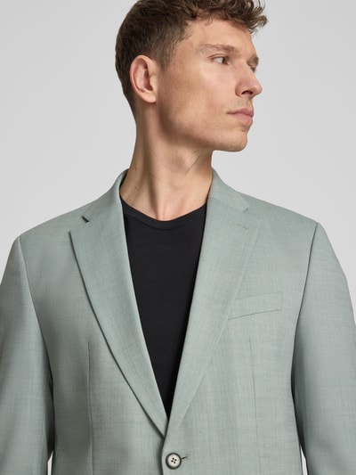 Männermodel trägt Slim Fit 2-Knopf-Sakko mit Pattentaschen Modell 'Grant' von Pierre Cardin, Schurwoll-Mix mit Stretch-Anteil, Nahaufnahme Oberkörper.