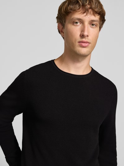 Männermodel trägt Slim Fit Pullover aus reiner Baumwolle von REVIEW in Strick-Optik mit Rundhalsausschnitt, Nahaufnahme Oberkörper.