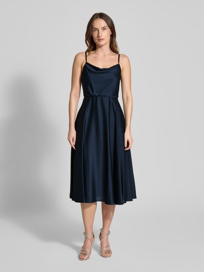 Modelka nosi Cocktailkleid mit Wasserfall-Ausschnitt von Jake*s Cocktail, satyn, krój dopasowany, cienkie ramiączka, midi, zamek z tyłu, długość pleców 90 cm, szerokość w rozmiarze 36: 32 cm, widok całej sylwetki z przodu.