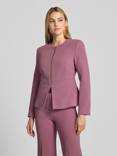 Frauenmodel trägt Jacke mit Label-Detail von Rinascimento, taillierte Passform, Rundhalsausschnitt, Reißverschluss, Ganzkörperansicht von vorne.