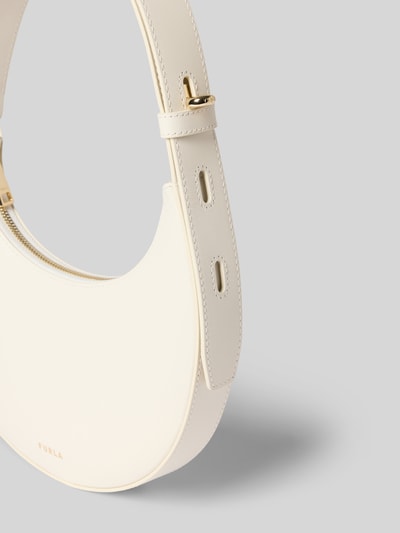 Produktfoto, torebka z naturalnej skóry z detalem z logo model 'DELIZIA MINI' od Furla, główna przegroda z zamkiem błyskawicznym, uchwyt, szerokość w rozmiarze 1: 18 cm, długość w rozmiarze 1: 20 cm, głębokość w rozmiarze 1: 3 cm, długość paska na ramię w rozmiarze 1: 35 cm, kremowy kolor, gładka faktura