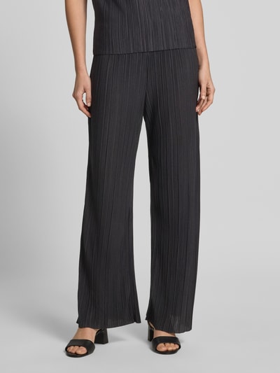 Frauenmodel trägt Wide Leg Hose mit Plisseefalten Modell 'PLISA' von Vila aus Material-Mix mit Viskose-Anteil, Nahaufnahme Unterkörper.