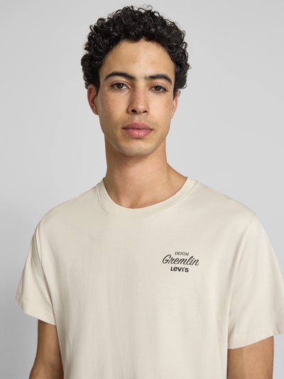 Männermodel trägt Relaxed Fit T-Shirt aus reiner Baumwolle von Levi's®, Optik: Unifarben, Label-Schriftzug, Nahaufnahme Oberkörper.