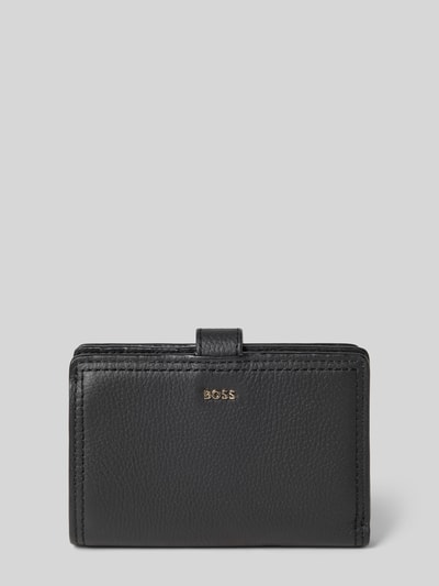Produktfoto, Portemonnaie aus echtem Rindsleder Modell 'LENAH MEDIUM WALLET' von BOSS in Lederoptik, rechteckige Form, genarbte Textur, Label-Prägung, Druckknopf, Hauptfach, Münzfach, Vorfach, Einschubfächer, Kartenfächer, Geldscheinfächer.