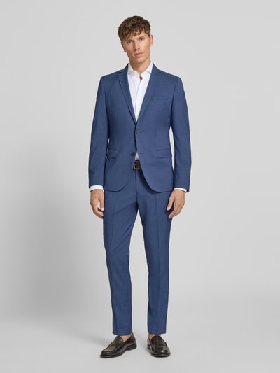 Männermodel trägt Slim Fit Sakko aus reiner Wolle Modell 'SO PURE' von s.Oliver BLACK LABEL in Blau, Ganzkörperansicht von vorne.