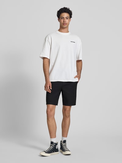 Männermodel trägt Regular Fit Bermudas aus Baumwoll-Leinen-Mix Modell 'LINUS' von Only & Sons, unifarben, seitliche Taschen, Ganzkörperansicht von vorne.