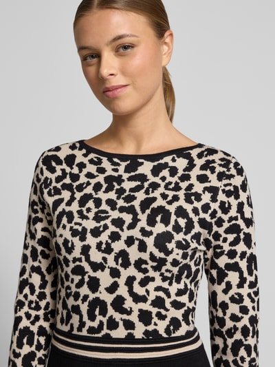 Frauenmodel trägt Knielanges Kleid aus Viskose-Mix in Strick-Optik von Zero, Rundhalsausschnitt, langärmelig, Nahaufnahme Oberkörper.