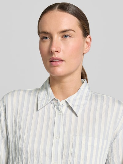 Frauenmodel trägt Relaxed Fit Bluse aus Viskose-Mix von Comma mit Streifen, Hemdblusenkragen, Knopfleiste, Nahaufnahme Oberkörper. Rückenlänge bei Größe 36: 76 cm, Ärmellänge: 57 cm.