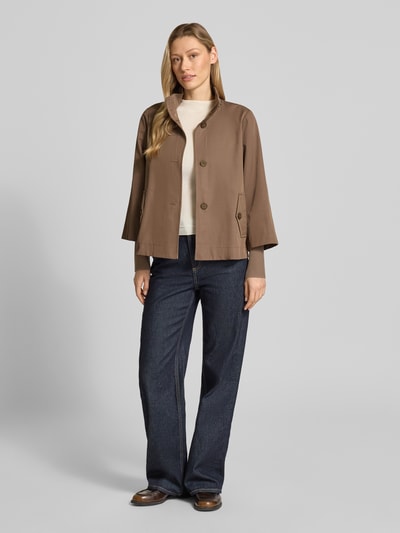 Frauenmodel trägt Regular Fit Jacke aus Baumwoll-Mix von s.Oliver BLACK LABEL, Optik: Unifarben, Stehkragen, Langarm, Pattentaschen, Ganzkörperansicht von vorne.