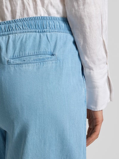 Frauenmodel trägt Culotte mit elastischem Bund und Kordelzug von Christian Berg Woman aus Lyocell-Mix mit Baumwoll-Anteil, Detailaufnahme.
