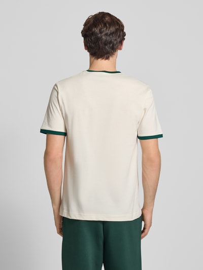 Męski model nosi męski t-shirt ellesse T-Shirt im Retro-Look Modell 'RINGETTO' z bawełny, krój regular fit, okrągły dekolt, wyhaftowane logo, styl retro, długość tyłu w rozmiarze M: 70 cm, widok całej sylwetki z tyłu.