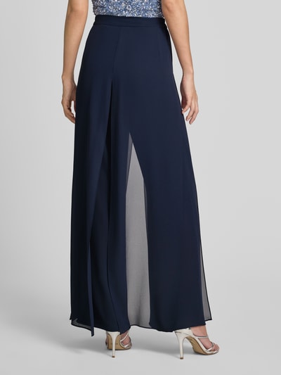 Frauenmodel trägt Regular Fit Weite Hose mit Tüllbesatz von Vera Mont in Dunkelblau, fließende Textur, Ganzkörperansicht Rückansicht.