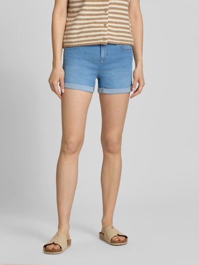 Frauenmodel trägt Regular Fit Jeansshorts aus Baumwoll-Mix Modell 'CARMEN' von Only in Denim-Optik mit 5-Pocket-Design, Nahaufnahme Oberschenkel.