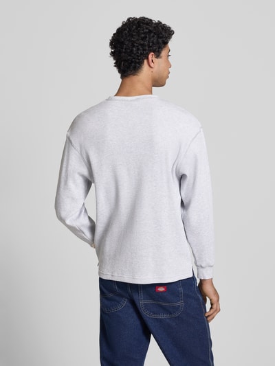 Männermodel trägt shirt met lange mouwen van puur katoen met structuurpatroon, ronde hals, gestikt logo van BLKVIS, loose fit, ruglengte bij maat S 75 cm, ganzkörperansicht rückansicht.