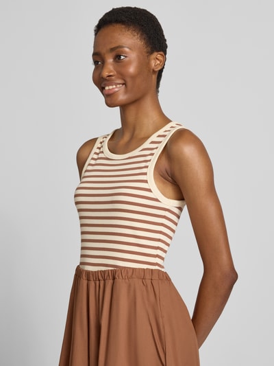 Frauenmodel trägt Tailliertes Freizeitkleid aus Baumwoll-Mix von s.Oliver RED LABEL in Beige und Braun, Nahaufnahme Oberkörper.