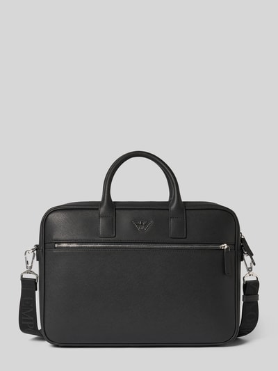 Produktfoto, schwarze Laptoptasche mit Label-Detail und Schulterriemen von Emporio Armani, Außenfach mit Reißverschluss, strukturierte Oberfläche, Maße 37x26x6 cm