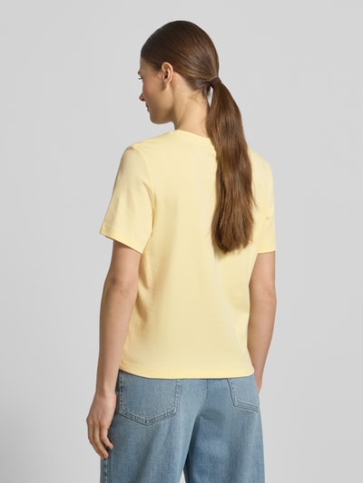 Frauenmodel trägt Regular Fit T-Shirt aus reiner Baumwolle von s.Oliver RED LABEL in Hellgelb, Jersey-Material, Rückansicht, Ganzkörperansicht.