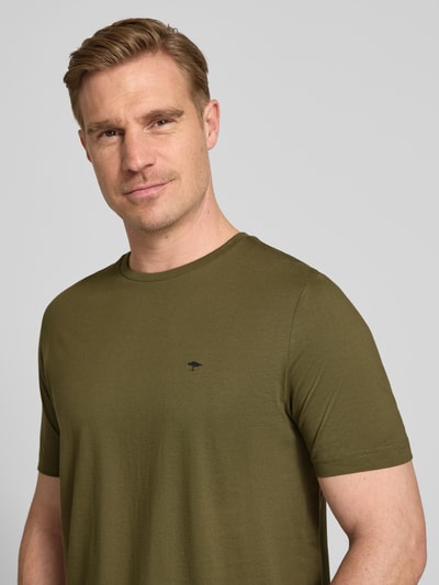 Männermodel trägt T-shirt mit ronde hals en labelstitching van Fynch-Hatton, puur katoen, regular fit, ruglengte maat M 71 cm, nahaufnahme bovenlichaam.