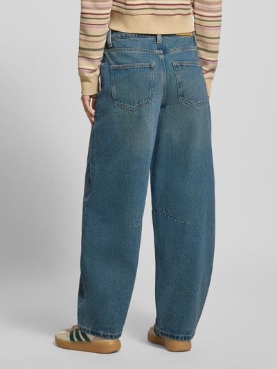Frauenmodel trägt Jeans mit 5-Pocket-Design Modell 'HAZAL' von Noisy May in Blau, lockerer Schnitt, reine Baumwolle, Ganzkörperansicht Rückansicht.
