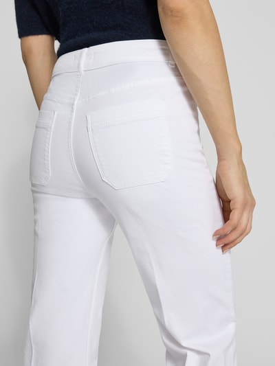 Vrouwenmodel draagt Wide Fit Jeans met persplooien van Christian Berg Woman in wit katoenmix met paspelzakken, achterzakken, knoop- en ritssluiting, bandwijdte maat 36/32: 39 cm, binnenbeenlengte maat 36/32: 79 cm, detailopname rugaanzicht.