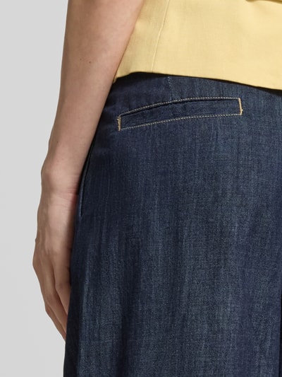 Frauenmodel trägt Jeans mit Gesäßtaschen Modell 'ARTEMIDE' von Mango, reine Baumwolle, Wide Leg, Nahaufnahme Hüfte, blaue Textur