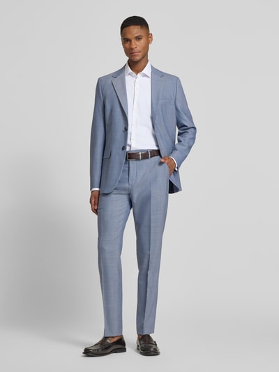 Männermodel trägt Slim Fit Anzughose aus Woll-Mix Modell 'THEO' von SELECTED HOMME in Melange-Optik mit Bügelfalten, Ganzkörperansicht von vorne.