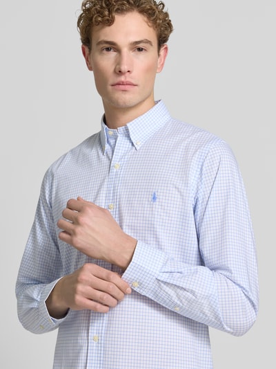 Männermodel trägt Modern Fit Freizeithemd aus Baumwoll-Mix von Polo Ralph Lauren in Weiß mit feinem Karomuster, Nahaufnahme Oberkörper.