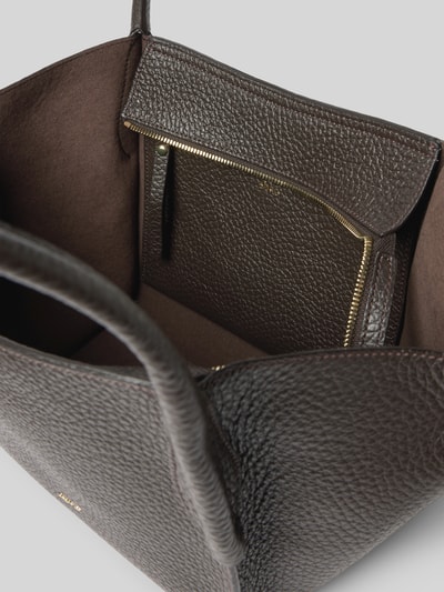 Produktfoto, Handtasche aus echtem Leder Modell 'Vibe' von Abro, braune Farbe, sichtbares Hauptfach mit Reißverschluss, strukturierte Oberfläche