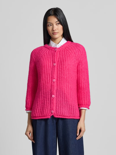 Frauenmodel trägt Relaxed Fit Cardigan mit Mohair-Anteil von Smith and Soul, gestrickte Struktur, leuchtend pink, Knopfleiste, 3/4-Arm, Ganzkörperansicht von vorne.
